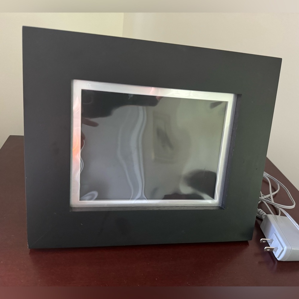 Brookstone digital picture frame